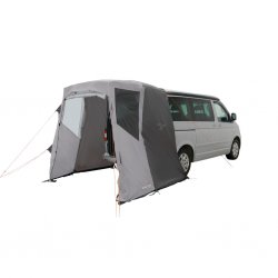 Easy Camp Krossbu – ein praktisches Autovorzelt, das am Heck eines Campervans montiert wird und zusätzlichen geschützten Raum be