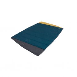 Die Easy Camp Falcon Blanket Blue ist eine weiche und bequeme Decke mit hochwertiger Füllung, die gut wärmt und ein kleines Pack