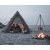 Stimmungsvoller Abend im Easy Camp Otra Tipi – wärmendes Feuer und naturnahe Erlebnisse sorgen für das perfekte Camping-Feeling.
