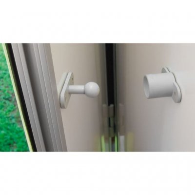 Fäst på husvagnens dörr och i väggen.