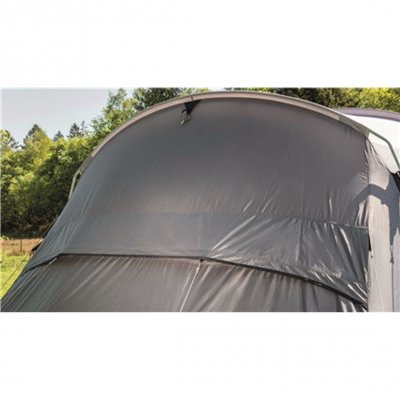 En bred ventil bak på familjetältet ger en riktigt bra ventilation.