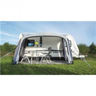 Förtältets front kan öppns helt för att använda förtältet som en skyddad uteplats.