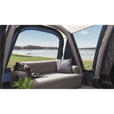 Extra utrymme i allrummet för att skapa en yta att umgås i.