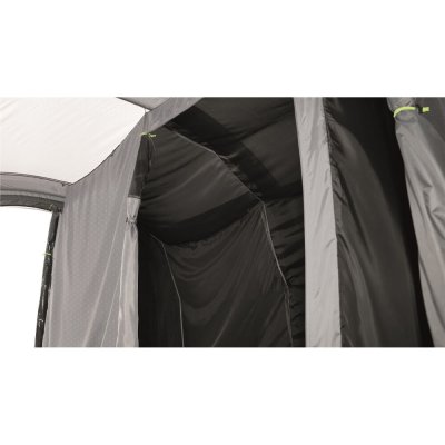 Mörklagd sovkabin till biltältet Outwell Newburg 260 Air ger mindre effekt av morgonsolen.