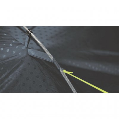 Stormsäkring genom att tältduk linor och stänger fäst ihop vid montering på Dash 5 från Outwell.