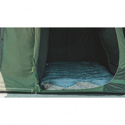 Outwell Yosemite Lake 6TC har en rymligt mörklagd sovkabin med 35% bomull i tyget.