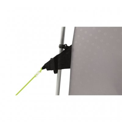 Starke Stangen und Befestigungen für Seile sorgen für Stabilität gegen Wind.