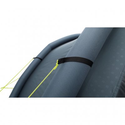 Kraftiga linor ger tältet en bra stabilitet i vind.