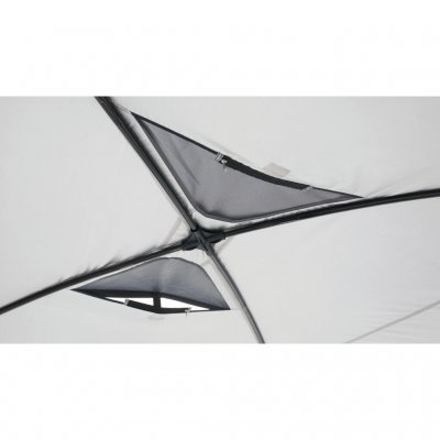 Stor ventil i taket på tältet håller värmen nere.