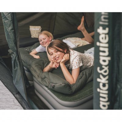 Extra lange Schlafkabine mit geringer Lichtdurchlässigkeit, Outwell Quick & Quiet Schlafkabinentür und hoher Deckenhöhe.