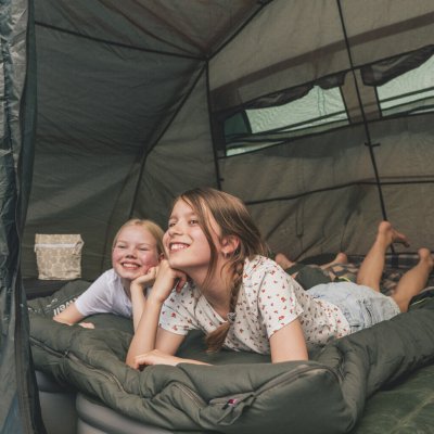 Geräumige Schlafkabine mit guter Belüftung und dunklem Stoff.