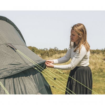 Eine große verstellbare Belüftung hinten sowie Lüftungsöffnungen vorne sorgen für eine gute Luftzirkulation im Zelt.