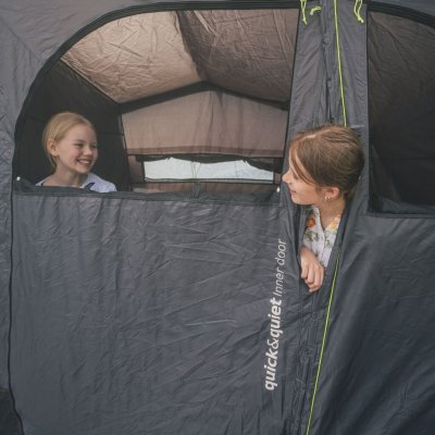Abgedunkelte Schlafkabine und Rollo zur Belüftung im Familienzelt