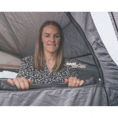 Outwell Premier Schlafzimmer mit dunklen Wänden und Decke zur Reduzierung der Lichtdurchlässigkeit