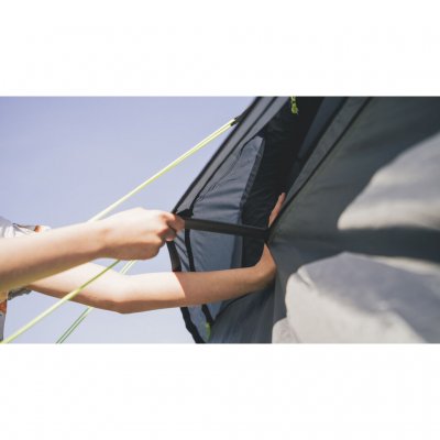 Große Belüftungsöffnungen sorgen für eine gute Luftzirkulation im Zelt.