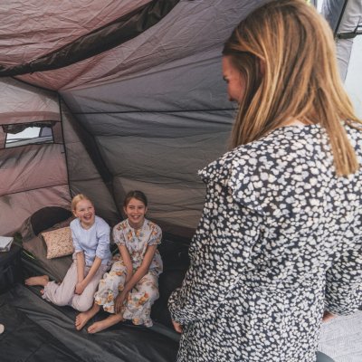 Abgedunkelte Schlafkabine und Rollo zur Belüftung im Familienzelt