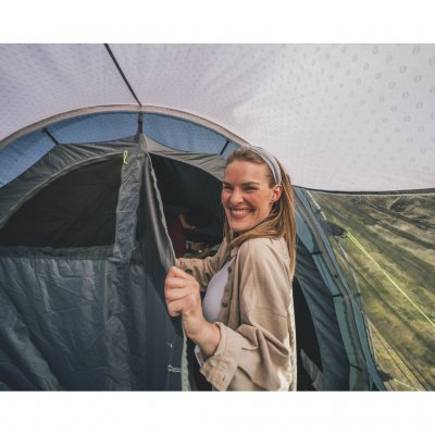 Verdunkelte Schlafkabine, die die Lichtdurchlässigkeit reduziert und für besseren Schlafkomfort bei Campingausflügen sorgt