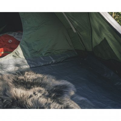 Die Schlafkabine des Zeltes verfügt über eine D-förmige Öffnung und eine gute Belüftung.