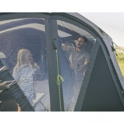 Die Vorderseite verfügt über eigene Vorhänge, die sich durch einen Reißverschluss in die gewünschte Position bringen lassen.