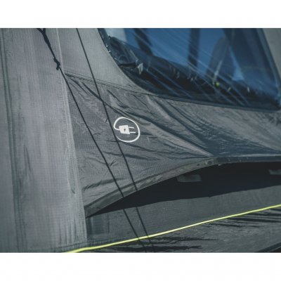 Große, regulierbare Belüftung unter dem Fenster und Platz für die Stromzufuhr zum Zelt