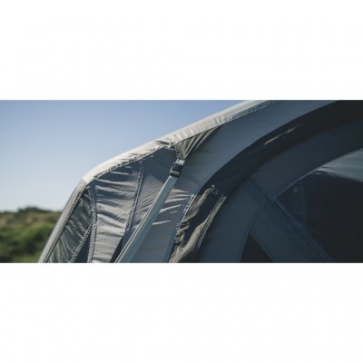 Dank robuster Sturmseile und verstärkter Verschlüsse hält das Zelt Windgeschwindigkeiten bis zu 88 km/h stand.