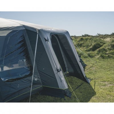 Regnskyddad sidoingång på tältet