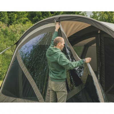 Die Vordertür des Outwell Nashville 5 Air TC lässt sich ganz oder halb öffnen.