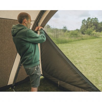 Anpassung der Vorhänge mittels Reißverschlüssen an der Eingangstür für individuellen Lichteinfall und Sichtschutz.