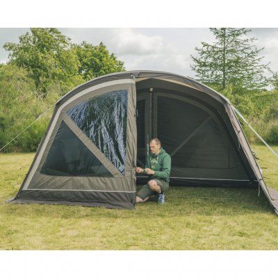 Die Vordertür des Outwell Charleston 7 Air TC kann vollständig oder halb geöffnet werden.