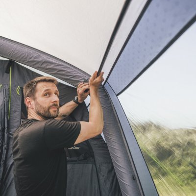 Teleskopische Aluminiumstangen zwischen den Luftkanälen bieten zusätzlichen Halt und verbessern die Spannung der Leinwand