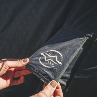 Durch das Rigid Air System lässt sich das Zelt in kurzer Zeit aufbauen und die stabile Konstruktion hält auch rauen Witterungsbe