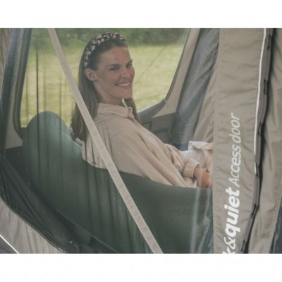 Die Quick & Quiet-Tür mit Magnetstreifen ermöglicht einen sanften und leisen Zugang zum Zelt und minimiert so Störungen.