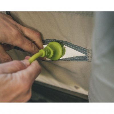 Intelligente Kabeleinführung, die es einfach macht, Strom ins Zelt zu bringen, um Lichter oder andere Geräte anzuschließen.