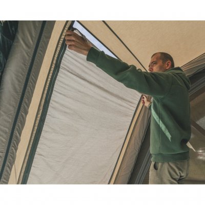 Flexible Vorhänge mit Reißverschlüssen erleichtern die Regulierung des Lichts und schaffen so eine komfortable und private Umgeb