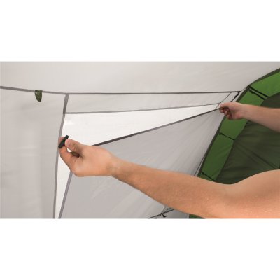 Samtliga fönster på Easy Camp Palmdale 300 har gardiner.