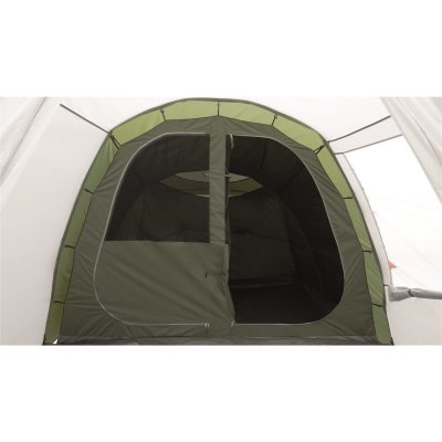 Mörk sovkabin på Easy Camp Huntsville 400 familjetält.