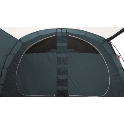 Easy Camp Palmdale 600 familjetält har en mörklagd sovkabin som skyddar mot morgonsolen.
