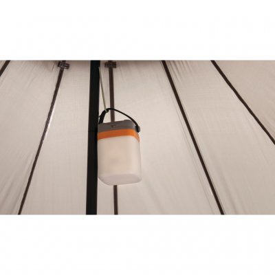 Hållare för lykta på tältets centrumstång.