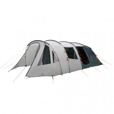 Easy Camp Palmdale 800 Lux, ett mycket stort familjetält med två allrum och två mörklagda sovrum.
