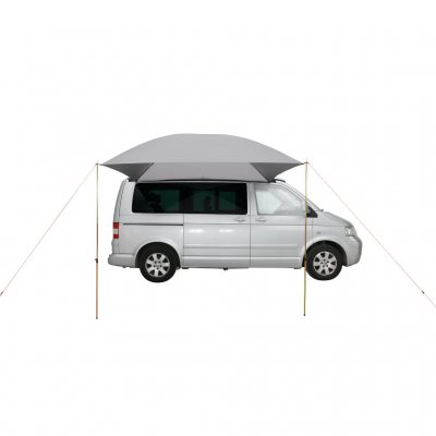 Befestigen Sie das Schiebedach mit einem Seil über dem Auto.