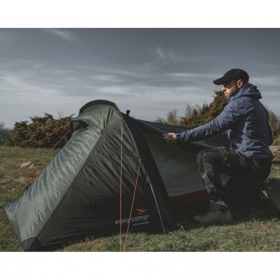 Sarek 2 in der freien Natur – der Seiteneingang lässt sich aufrollen und sorgt so für bessere Belüftung, einfachen Zugang und ei