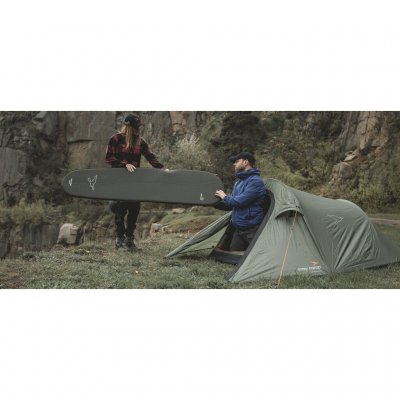 Tunnelzelt Reindal 2 in natürlicher Umgebung, zwei Personen heben eine Isomatte durch den offenen Zelteingang.