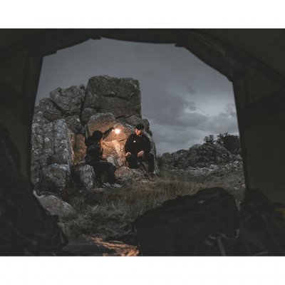 Kuppelzelt Setesdal 2 , Blick aus der Schlafkabine durch die offene Zeltöffnung auf eine malerische Umgebung.