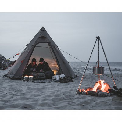 Stimmungsvoller Abend im Easy Camp Otra Tipi – wärmendes Feuer und naturnahe Erlebnisse sorgen für das perfekte Camping-Feeling.