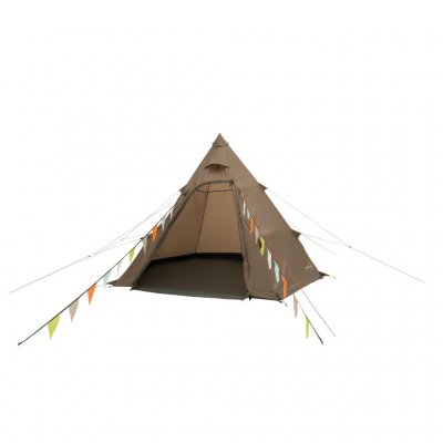 Easy Camp Otra Tipi aufgebaut und bereit – die offene Tür lädt zu einem geräumigen und komfortablen Aufenthalt in der Natur ein.