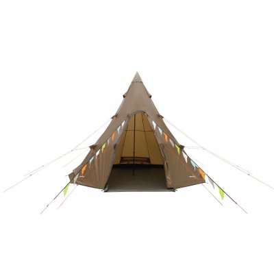 Easy Camp Rands Tipi aufgebaut und bereit – die offene Tür lädt zu einem geräumigen und komfortablen Aufenthalt in der Natur ein