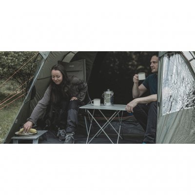 Dank seiner Größe ist es kein Problem, das Zelt mit einem kleinen Tisch und Stühlen auszustatten.