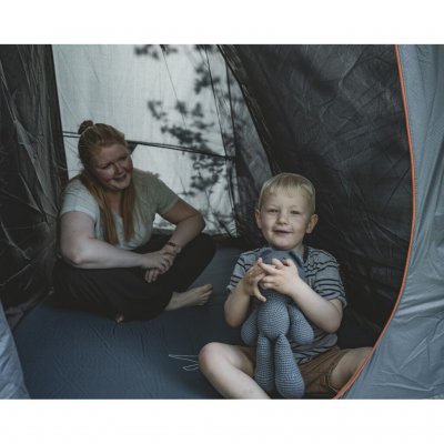 Große, abgedunkelte Schlafkabine, die den Schlafkomfort verbessert. Die Schlafkabine verfügt über eine Trennwand, die leicht ent