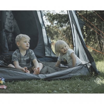 Geräumiges Wohnzimmer mit Stehhöhe und zusätzlichem Seiteneingang für bessere Zugänglichkeit