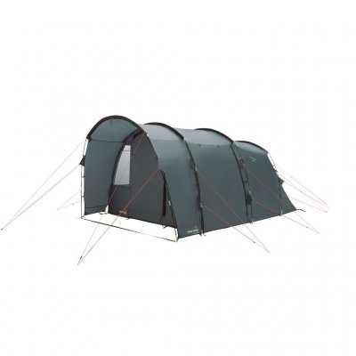 Easy Camp Skarvan 4 von schräg vorne mit geschlossener Tür gesehen. Durch den Doppeleingang ist die Zugänglichkeit zum Wohnzimme
